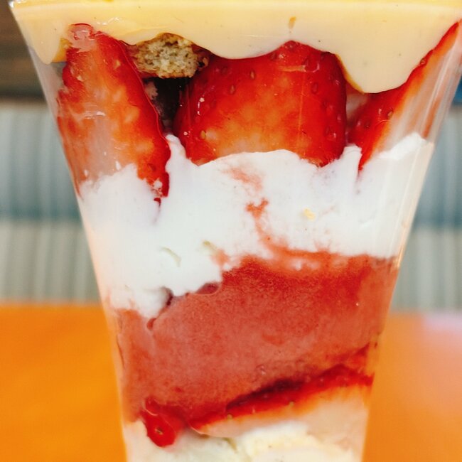 「どこをすくっても驚きの美味しさ」ロイヤルホストの“苺づくしデザート”が幸せの塊すぎる！「美味しすぎて泣きそうになっちゃった」「なんぼでもいけますわ」