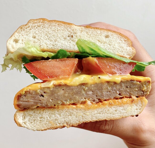 「エグい美味い」「モスで一番好き」モスバーガーの“期間限定メニュー”お肉の旨みがハンパない！「3つぐらい食べれる」「美味すぎて泣いた」《実食レビュー》