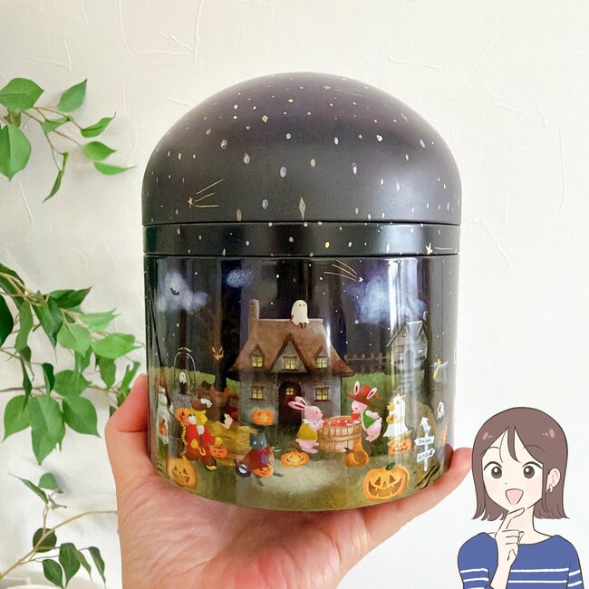 「衝動買いした」「見てて楽しい!」カルディの“光るハロウィン缶”が幻想的すぎる!「プラネタリウムみたい」「部屋中大きな影絵でいっぱい」《購入レビュー》