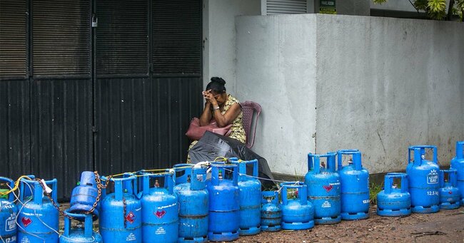 スリランカは調理用ガスや生活必需品の深刻な不足に直面している
