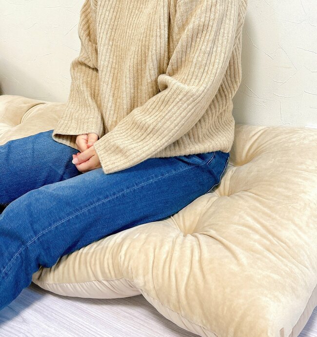 一度寝たら最後…カインズの“人をダメにするロングクッション”が雲みたいにフッカフカ！「ごろ寝に最高」「すぐに寝てしまいます」
