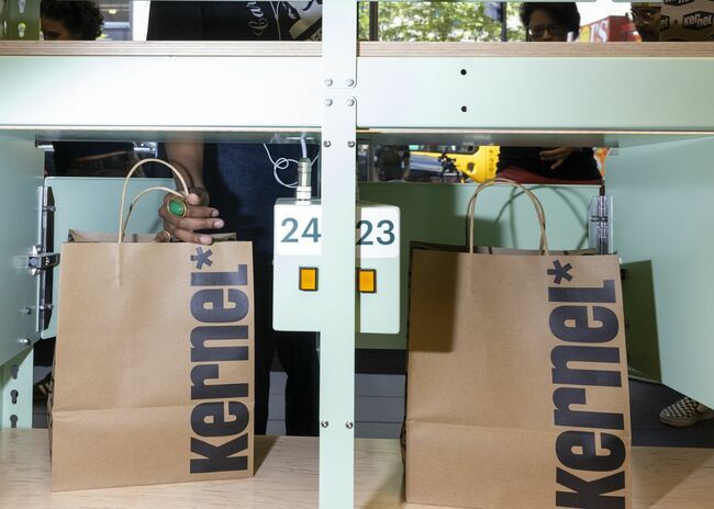 カーネルで注文した品を受け取る顧客