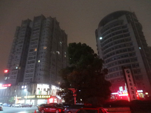 2014年の温州市の中心街。1、2階は商業施設が入っているためかろうじて明るい。今の上海は当時の温州を想起させる(2014年撮影)