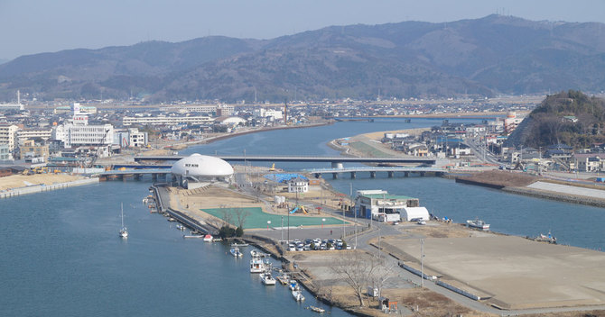 石巻市日和山から北上川沿いの市街地を望む風景。