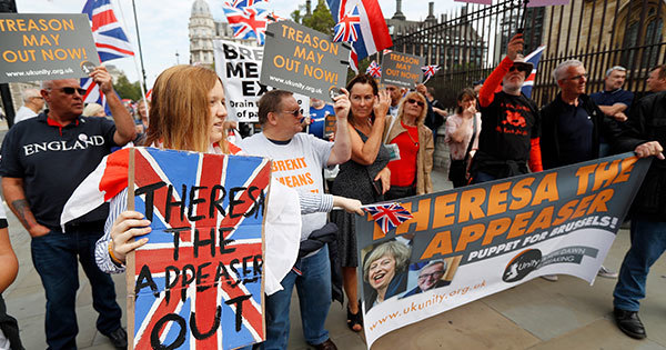 ロンドンの英議会前で抗議するEU離脱支持派 ロンドンの英議会前で抗議するEU離脱支持派