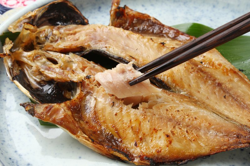 裏ワザ！】魚の「干物」を魚焼きグリルで超おいしく焼くコツ | 魔法の