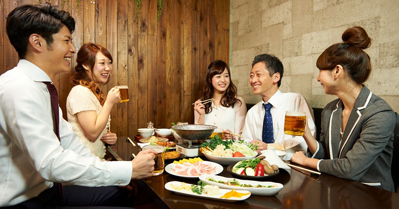 苦手な飲み会に誘われた時「断れず流される」のは普通の人、お金持ちはどう対応する？