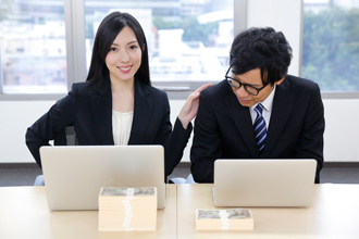 待遇格差にやりがい搾取「子会社族」は不条理に泣く