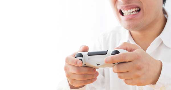 ゲームを通じて激怒し、自虐行為・破壊行為に至る大人がいる