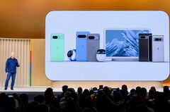 グーグルのAI搭載新型スマホ、真の狙いはどこに