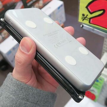 スマホの背面に貼り付けられるQi給電対応のモバイルバッテリー
