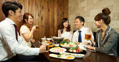 苦手な飲み会に誘われた時「断れず流される」のは普通の人、お金持ちはどう対応する？