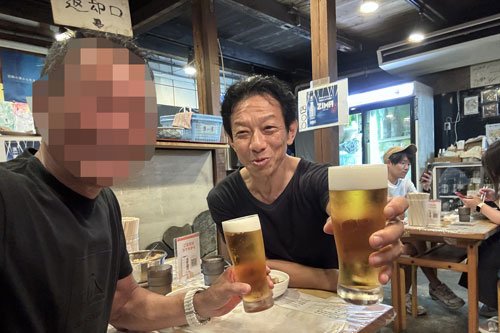 まずはビールで一息。高松へ来たら必ず訪れる「うどん職人 さぬき麺之介」（https://x.com/sanukimennosuke）にて。美味しいんですよここ　Photo by Ferdinand Yamaguchi