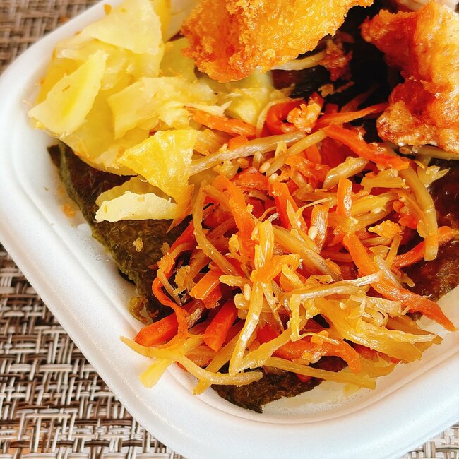 「揚げ物パラダイス」「気合いで完食した」ほっともっとの“わんぱく弁当”1000kcal超えでボリューム凄すぎる！「異様な腹持ちの良さがあるぞ」