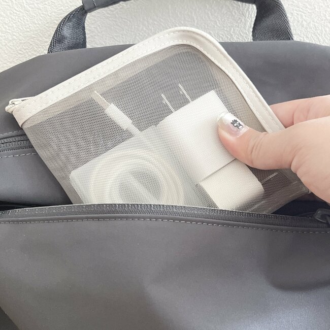 「収納力ばつぐん」「かさばらない！」セリアの“メイクお直しポーチ”ミニバッグに入るコンパクトさがお気に入り！「リップ何本も入れようと思う」