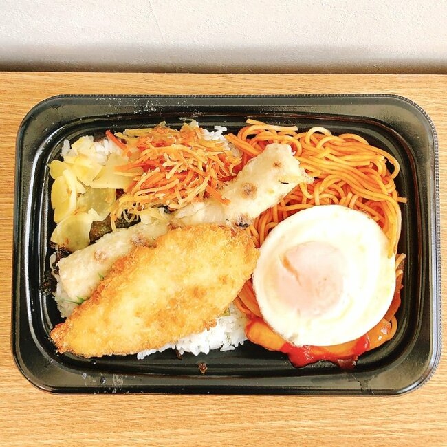 「バカの弁当」「頭わるい」ほっともっとの“1200kcal超え弁当”おかずぎっしりでお腹パンパン！「これでいいんだよ感スゴい」