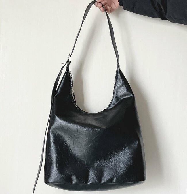 「サイッコーに可愛い!」「たくさん入るしとっても軽い」GUの“大容量バッグ”どんなコーデにも合わせやすい!「超お気に入りのアイテム」