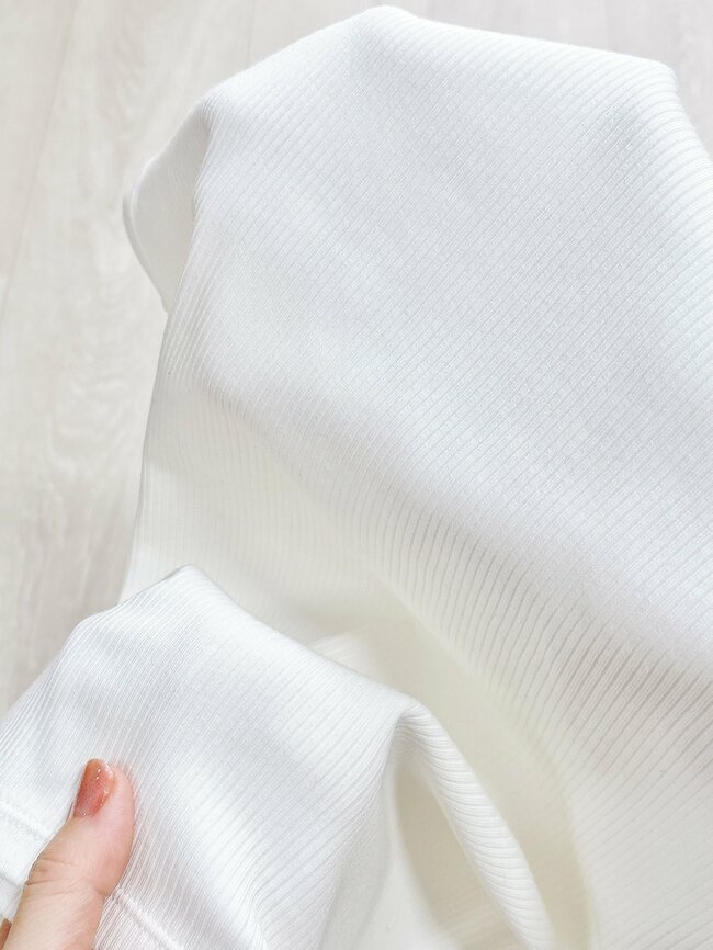 「痩せて見えます」「色違いで揃えたい」無印良品の“1490円トップス”びよ～んと伸びて着心地もバツグンなんです！「この袖丈を探してた」
