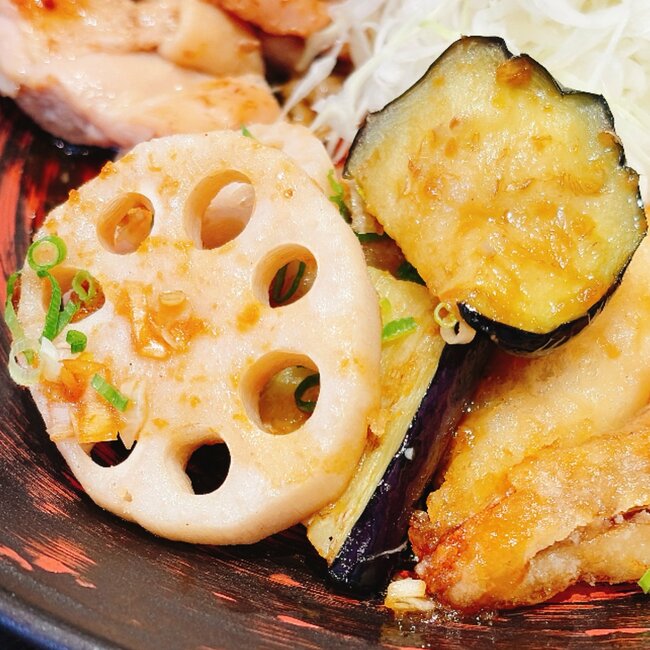 めちゃめちゃご飯が進むやつ…！大戸屋の“よくばり定食”お肉も魚も楽しめて大満足すぎる！「贅沢な二種盛り」「美味しくて大正解」《実食レビュー》