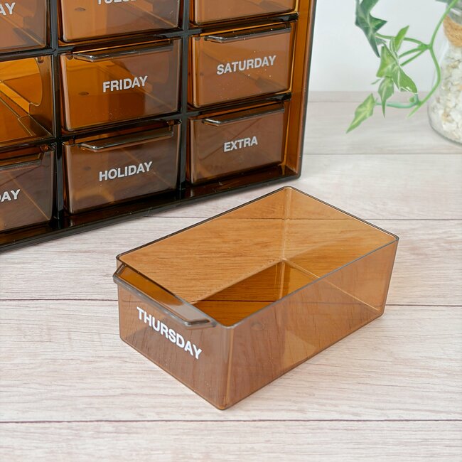 「薬入れに重宝してます！」3COINSの“レトロかわいい収納ボックス”ごちゃごちゃ小物がスッキリした！「インテリアに馴染む」「目の付け所がいい」