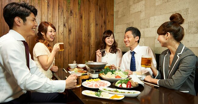 苦手な飲み会に誘われた時「断れず流される」のは普通の人、お金持ちはどう対応する?