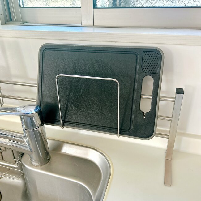 シンクの奥に置けちゃった!ニトリの「浮かせるキッチン収納」が画期的すぎる…!水筒やまな板もスッキリ片付きます!