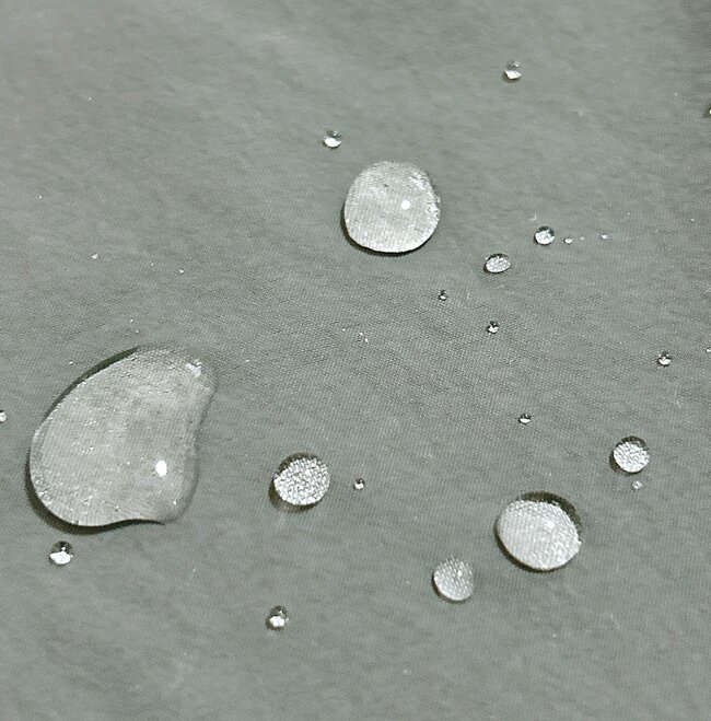 脚の太さが目立ちにくい…！無印良品の“めちゃ軽パンツ”雨の日もガンガン履けて手放せない！「軽くて履きやすい」「大人かわいい」