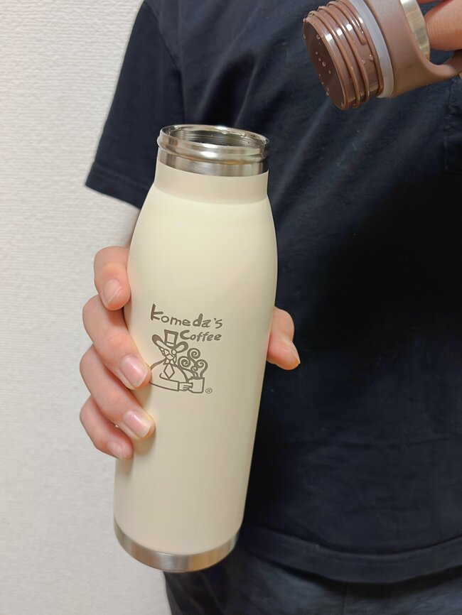 こういうのが欲しかった…!コメダ珈琲の「コメダおじさん柄ボトル」ハンドル付きだし、ドリンクが6時間経っても温かいんです!