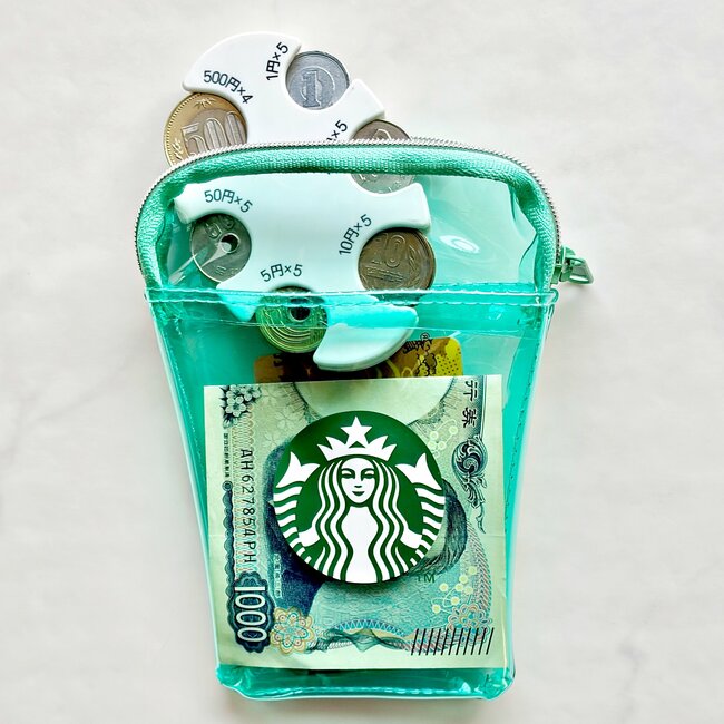 【スタバ】カードや診察券が50枚入った！可愛すぎる“カップみたいなポーチ”ドリンク券付きでお得！「何このポーチの可愛さ」「カバンにもつけられる」《購入レビュー》