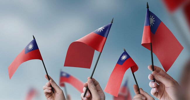 台湾の国旗を振る手