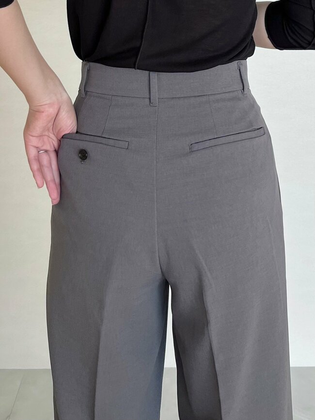 「3着持っていて通勤でヘビロテ」無印良品の“着痩せパンツ”水を弾くから雨の日もガンガン使える！「体型カバーもバッチリ」「とても気に入ってます」