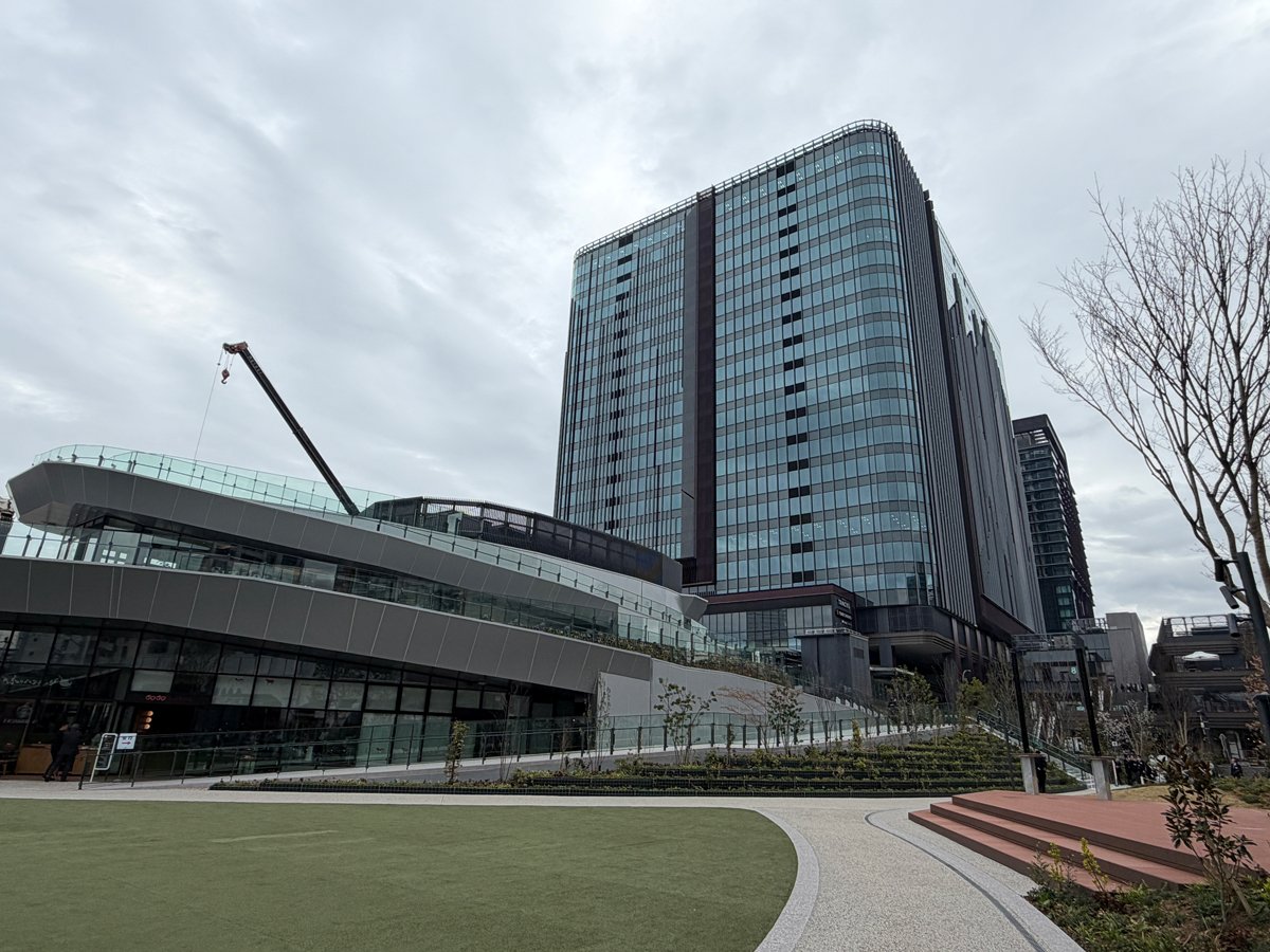 大井町トラックスの「TRACKS PARK」から「ビジネスタワー」を望む