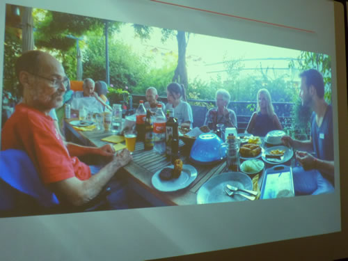 テラスで食事を取る様子