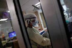 米コロナ死者数が頭打ちに、新規感染数減少で