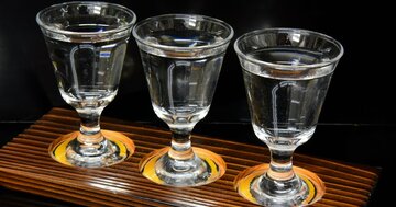 なぜ、バルや居酒屋でワインや日本酒の「3種飲み比べセット」があるのか?
