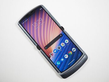 モトローラの超個性派スマホ「razr 5G」はシンプルに折りたためることが楽しい