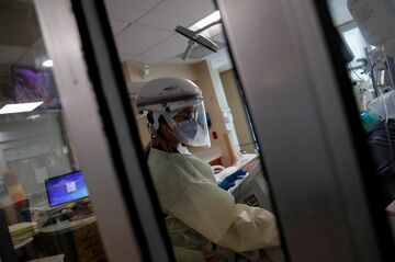 米コロナ死者数が頭打ちに、新規感染数減少で