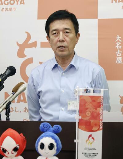 名古屋市役所で開かれた定例記者会見で、市立小学校教諭が逮捕された事件について発言する広沢一郎市長
