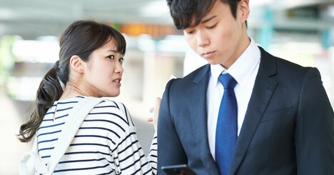 歩きスマホの男性が部下と衝突→部下は怒って追いかけた…上司の振る舞いとして「賢い選択」は？