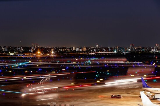 深夜の羽田空港のタクシー乗り場で「ここで待っていても車は来ません」と叫ばれても「列に並んだままの不気味な人たち」…その謎が解けた