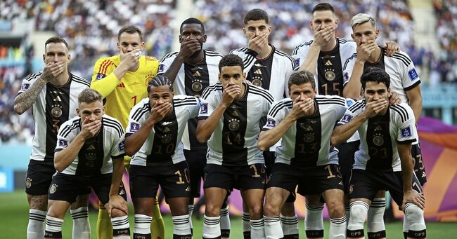 写真：サッカードイツ代表が口を覆う様子