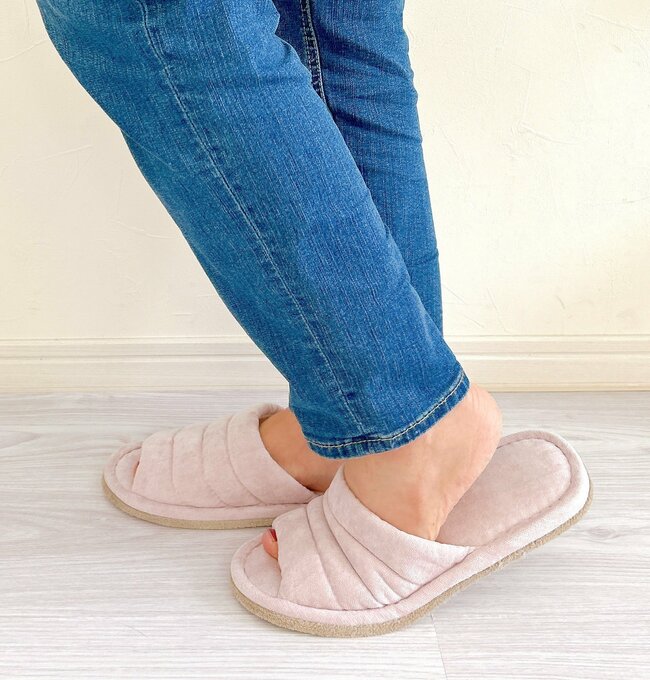 もう普通のスリッパに戻れない…!カインズの“リピ買い続出スリッパ”が買って大正解だった!「ずぼらな私に最適です!」「家族の分も購入」