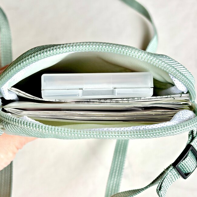 【セリア】お薬手帳がジャストフィット！スリムで軽い「ぺたんこショルダー」色違いで3つも買っちゃった！《購入レビュー》
