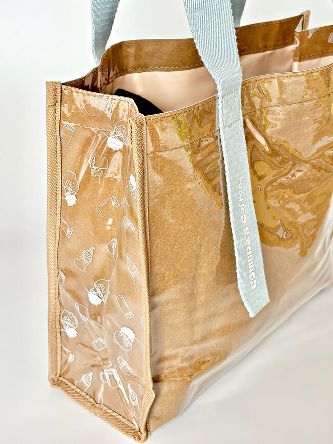 1泊分の荷物が入った…!コメダ珈琲の「めちゃ軽トートバッグ」さりげないメニュー柄がかわいいし、マチ広で収納力バツグン!