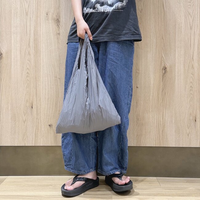 米袋を入れてもやぶれない！3COINSの“10kg入るエコバッグ”手のひらサイズで持ち歩きしやすい！「家族にもおすすめしてリピート購入」「薄くて軽くて超コンパクト」【購入レビュー】