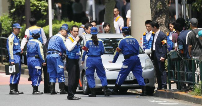 東京・池袋で暴走した車にはねられ母子が死亡した事故現場で実況見分する警視庁の捜査員ら（6月13日撮影、東京都豊島区）