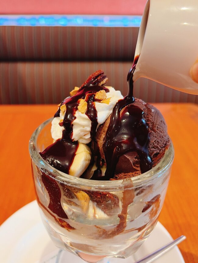 「想像の2倍の大きさ！」ロイヤルホストの“チョコまみれデザート”ほっぺた落ちそうなウマさ！「幸せの具現化…」「どうしてこんな美味いの？」