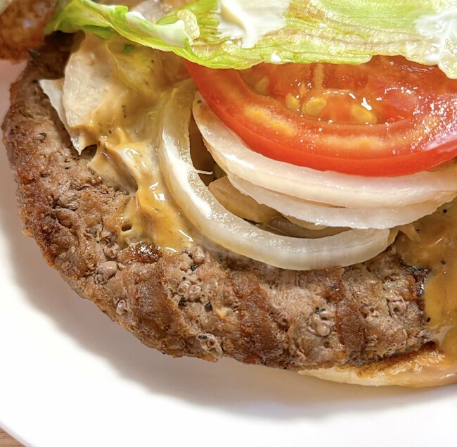 「美味しすぎて100個食べたい」バーガーキングの“豪快すぎる限定バーガー”が絶賛の嵐！「1番うまいやつ」「一生やってくれませんか？」《実食レビュー》