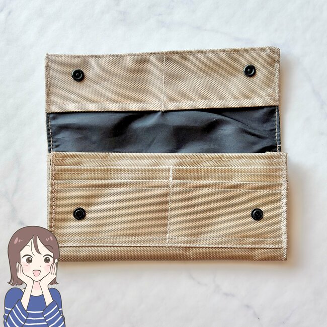 カードや診察券が72枚入った…!ダイソーの「めちゃ軽ウォレット」ポケットたくさんで収納力バツグン!
