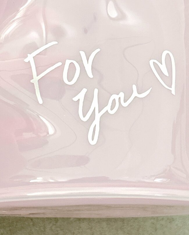 こんなん見たら買うしかない…！スタバの“カップみたいなポーチ”チョコやコーヒー付きでお得感すごい！「ファスナーがとてもキュート」「シルバーの繊細な感じが気に入りました」